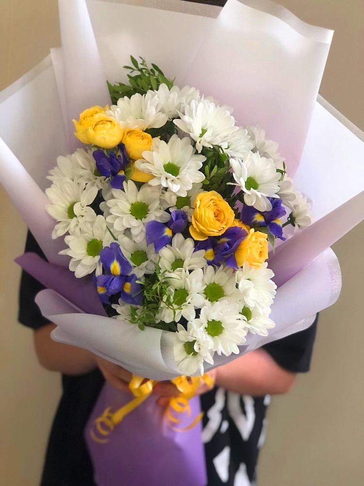 Букет цветов из: Ирисы, Хризантемы и Розы в Литвиново