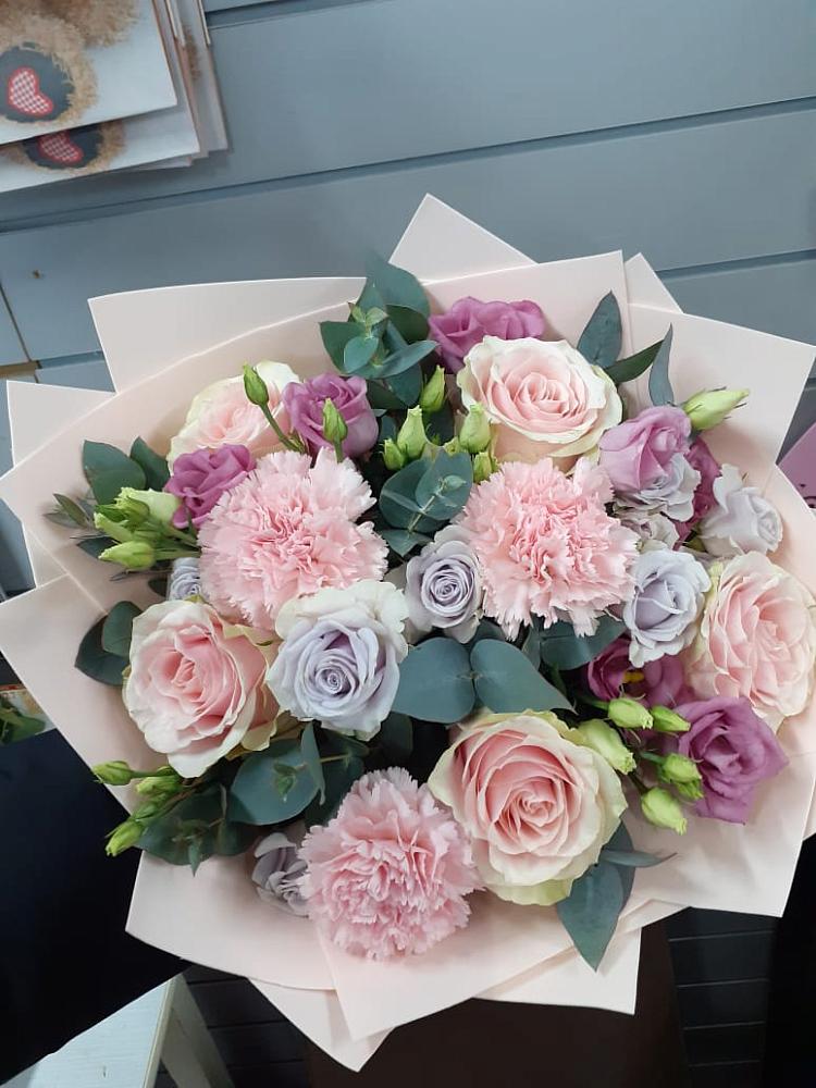 Букет цветов из: Розы, Гвоздики и Лизиантусы в Литвиново